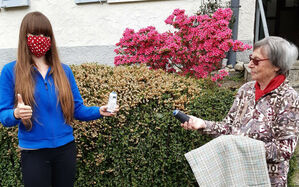 Stoffe und zwei jeweils 2500 Meter lange Rollen mit Naehfaden verschenkte Helene Lutz (re.) fuer fleissige Naeherinnen